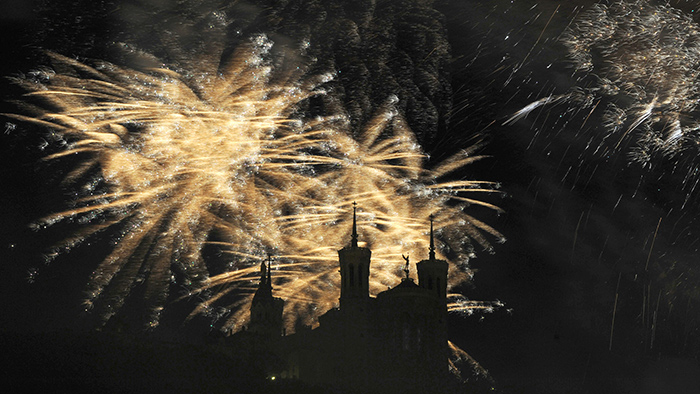 Un Feu D Artifice Arc En Ciel Pour Le 14 Juillet Ville De Lyon