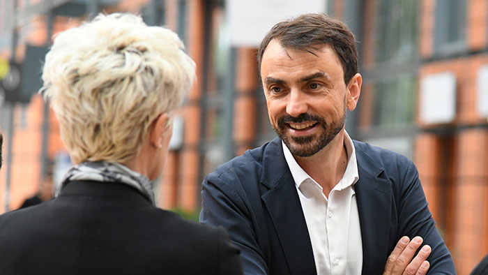 Photo du maire en conversation avec une lyonnaise.