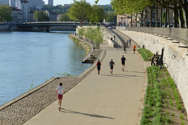 Une image montrant des joggers en plein air.